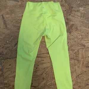 never worn highlight yellow wunder under hr 25” leggings